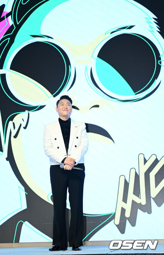 29일 오후 서울 영등포구 페어몬트 앰배서더 서울에서 싸이(PSY) 정규 9집 '싸다9' 음감회가 열렸다.가수 싸이가 포토타임을 하고 있다. 2022.04.29 /sunday@osen.co.kr