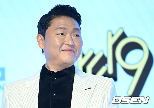 29일 오후 서울 영등포구 페어몬트 앰배서더 서울에서 싸이(PSY) 정규 9집 '싸다9' 음감회가 열렸다.가수 싸이가 포토타임을 하고 있다. 2022.04.29 /sunday@osen.co.kr
