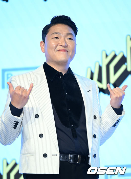 29일 오후 서울 영등포구 페어몬트 앰배서더 서울에서 싸이(PSY) 정규 9집 '싸다9' 음감회가 열렸다.가수 싸이가 포토타임을 하고 있다. 2022.04.29 /sunday@osen.co.kr