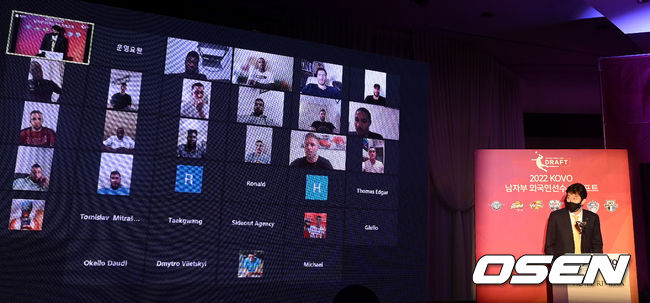 29일 오후 서울 청담동 리베라호텔에서 ‘2022 KOVO 남자부 외국인선수 드래프트’가 열렸다.3순위 KB손해보험 후인정 감독이 니콜라 멜라냑을 지명하고 있다. 2022.04.29 / dreamer@osen.co.kr