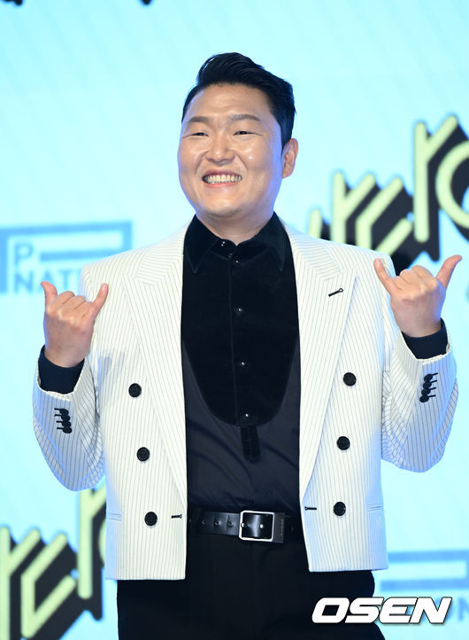 29일 오후 서울 영등포구 페어몬트 앰배서더 서울에서 싸이(PSY) 정규 9집 '싸다9' 음감회가 열렸다.가수 싸이가 포토타임을 하고 있다. 2022.04.29 /sunday@osen.co.kr