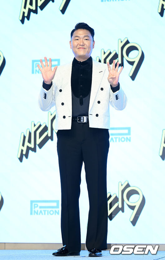 29일 오후 서울 영등포구 페어몬트 앰배서더 서울에서 싸이(PSY) 정규 9집 '싸다9' 음감회가 열렸다.가수 싸이가 포토타임을 하고 있다. 2022.04.29 /sunday@osen.co.kr