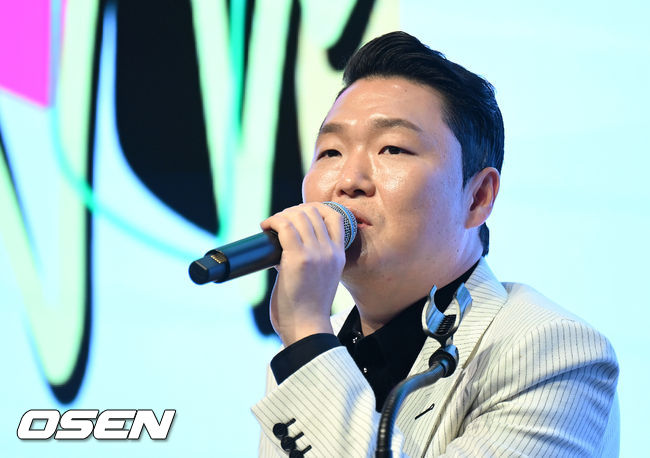 29일 오후 서울 영등포구 페어몬트 앰배서더 서울에서 싸이(PSY) 정규 9집 '싸다9' 음감회가 열렸다.가수 싸이가 취재진의 질문에 답을 하고 있다. 2022.04.29 /sunday@osen.co.kr