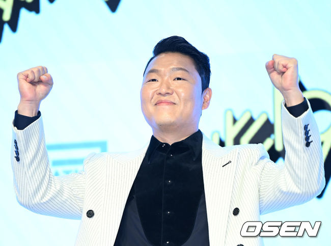 29일 오후 서울 영등포구 페어몬트 앰배서더 서울에서 싸이(PSY) 정규 9집 '싸다9' 음감회가 열렸다.가수 싸이가 포토타임을 하고 있다. 2022.04.29 /sunday@osen.co.kr
