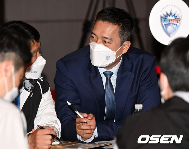 삼성화재 새 사령탑 김상우 감독이 스태프와 드래프트를 앞두고 대화를 나누고 있다. 2022.04.29 / dreamer@osen.co.kr