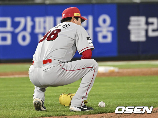 SSG 랜더스 노경은이 3회말 지시완의 직선 타구를 잡고 손에 통증을 호소하고 있다. 2022.04.28 / foto0307@osen.co.kr