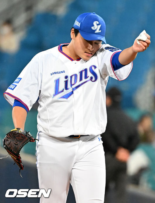 투구를 마친 삼성 이승현이 땀을 닦으며 덕아웃으로 향하고 있다. 2022.04.08 /rumi@osen.co.kr