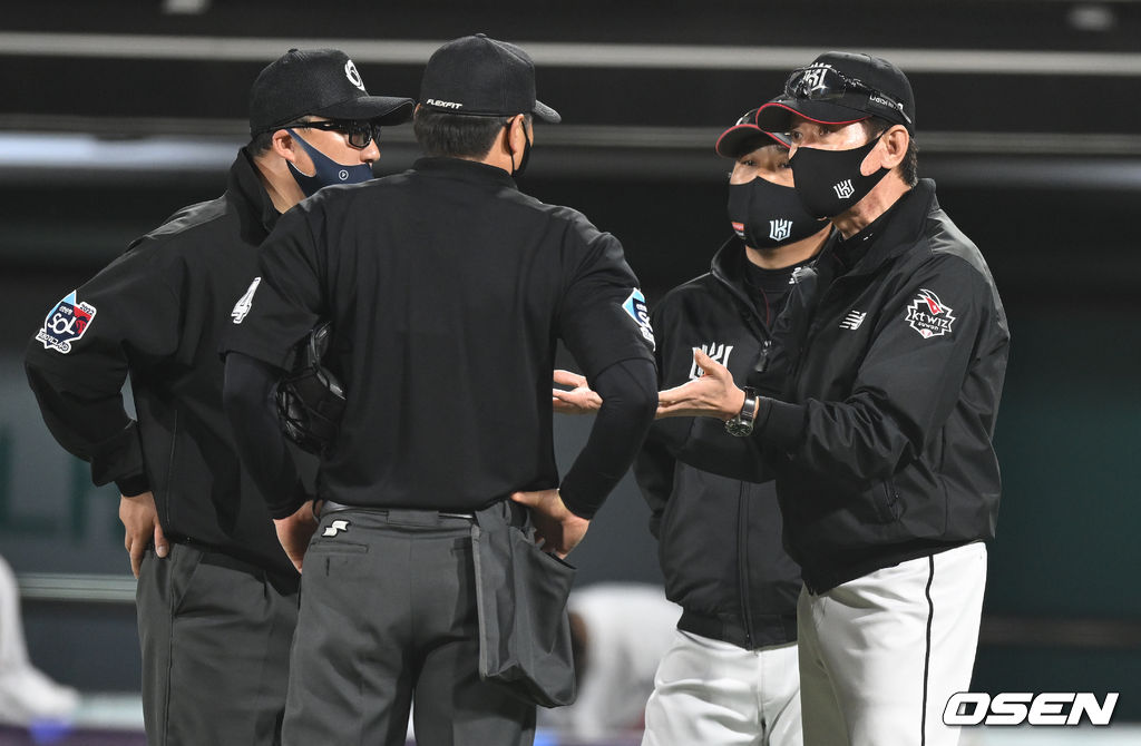 28일 오후 수원 KT위즈파크에서 ‘2022 신한은행 SOL KBO리그’ KT 위즈와 KIA 타이거즈의 경기가 열렸다.5회말 무사 1루 상황 KT 심우준의 삼진 때 주자 홍현빈이 2루 도루에 성공했다. 이때 포구 이후 송구를 시도하던 KIA 포수 김민식이 공을 놓쳐 스윙하던 심우준의 배트에 맞았다. 이 상황을 두고 KIA 김종국 감독과 KT 이강철 감독이 연이어 어필, 결국 2루 도루 인정과 심우준은 삼진아웃 선언. 2022.04.28 / dreamer@osen.co.kr