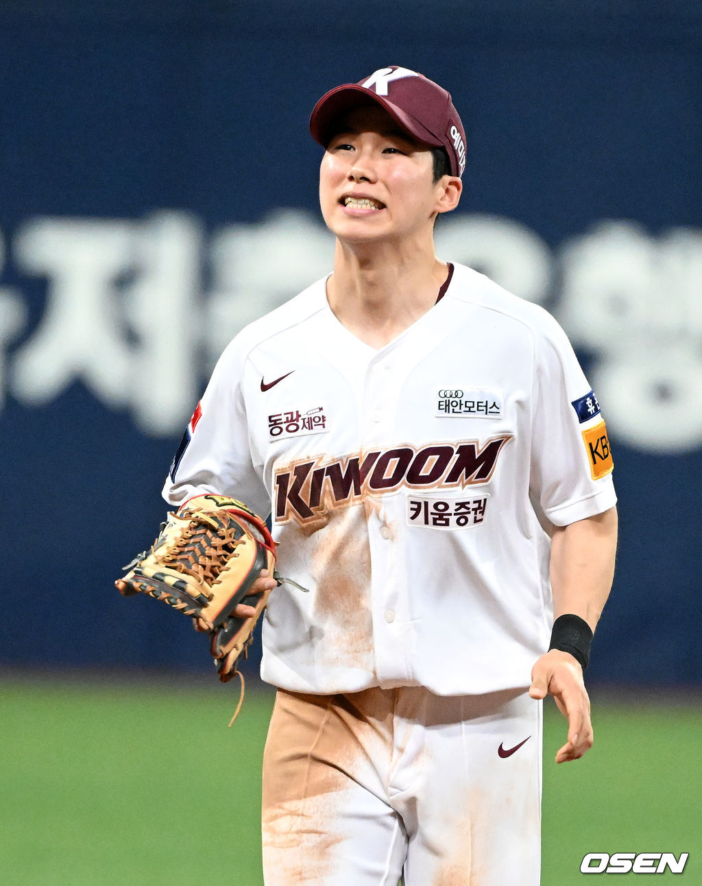 2회초 2사 2,3루에서 키움 김혜성이 KT 김민혁의 2루땅볼에 실책을 범하며 역전을 허용, 아쉬워하고 있다. 2022.04.29 /jpnews@osen.co.kr
