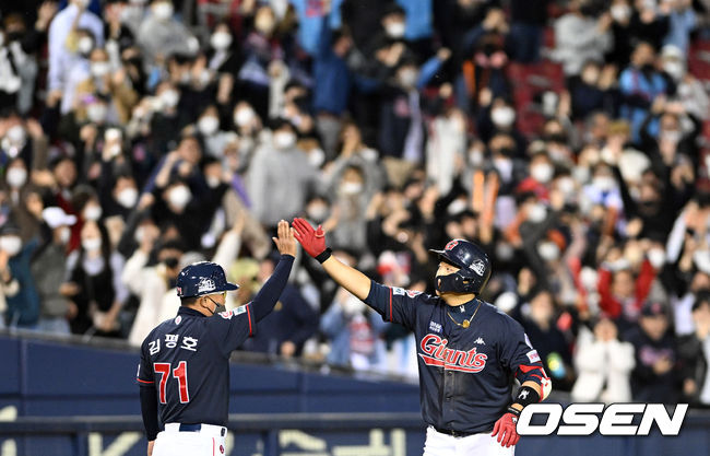 29일 오후 서울 서울잠실야구장에서 ’2022 신한은행 SOL KBO리그’ LG 트윈스와 롯데 자이언츠의 경기가 열렸다.9회초 무사 1,2루 롯데 한동희가 중월 3점 홈런을 날린 뒤 베이스를 돌고 있다. 2022.04.29 /cej@osen.co.kr