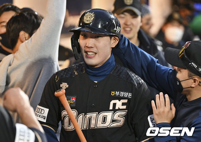 NC 다이노스 도태훈이 2회말 우중월 솔로 홈런을 치고 하이파이브를 하고 있다. 2022.04.29 / foto0307@osen.co.kr