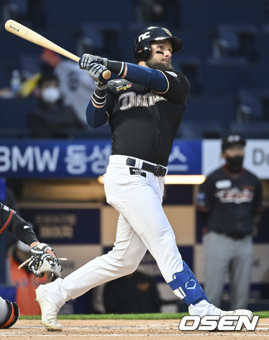 NC 다이노스 마티니가 1회말 우월 2점 홈런을 치고 타구를 바라보고 있다. 2022.04.29 / foto0307@osen.co.kr