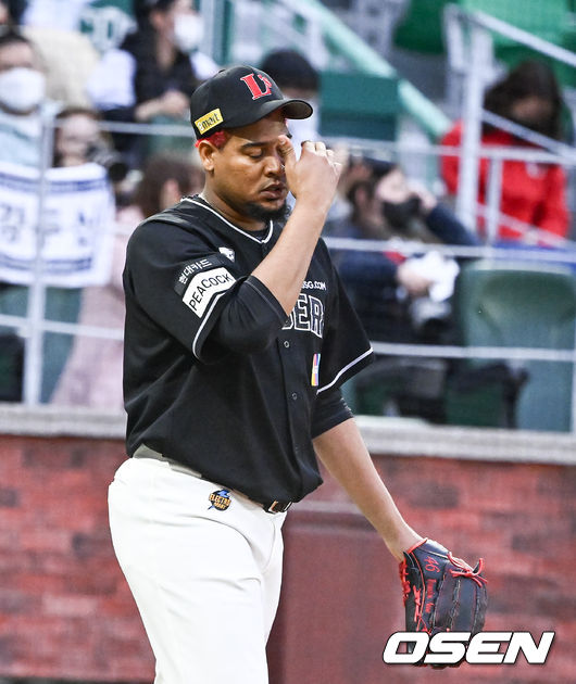 2회초 2사 1,2루 두산 안권수에게 선취 1타점 적시타를 허용한 SSG 선발투수 노바가 아쉬워하고 있다. 2022.04.29 / soul1014@osen.co.kr