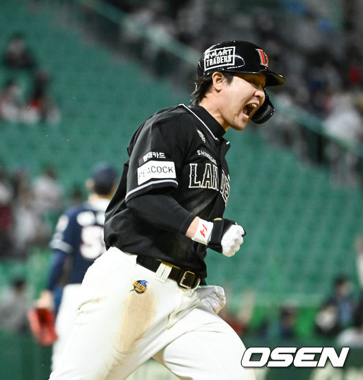 29일 오후 인천 SSG랜더스필드에서 ‘2022 신한은행 SOL KBO리그’ SSG 랜더스와 두산 베어스의 경기가 진행됐다.8회말 무사 1루 쓱 최정이 동점 2점 홈런을 날린뒤 환호하고 있다. 2022.04.29 / soul1014@osen.co.kr