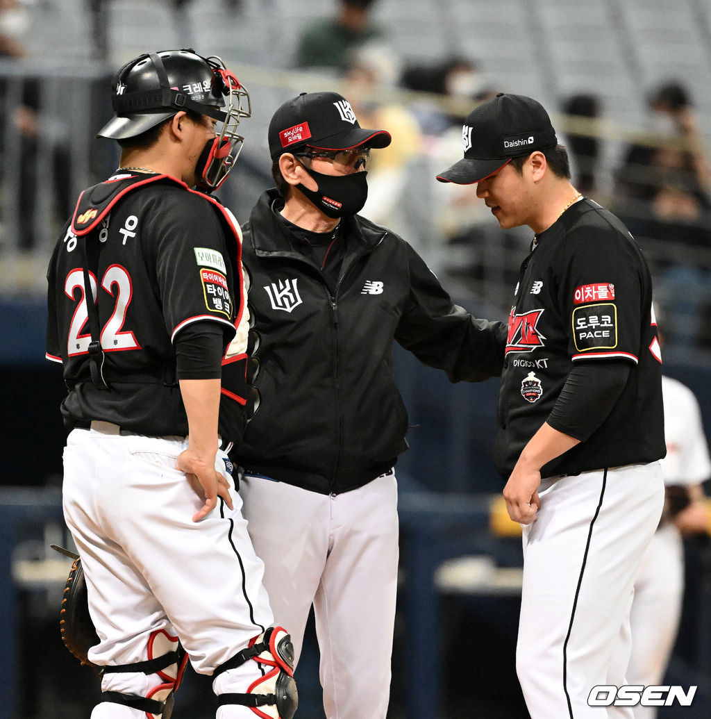 6회말 2사 만루에서 KT 이강철 감독이 마운드에 올라 심재민과 이야기를 나누고 있다. 2022.04.29 /jpnews@osen.co.kr