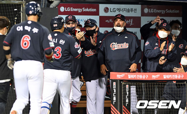 29일 오후 서울 서울잠실야구장에서 ’2022 신한은행 SOL KBO리그’ LG 트윈스와 롯데 자이언츠의 경기가 열렸다.8회초 1사 1루 롯데 지시완이 다시 앞서가는 좌중월 투런 홈런을 날린 뒤 더그아웃에서 환영을 받고 있다. 2022.04.29 /cej@osen.co.kr