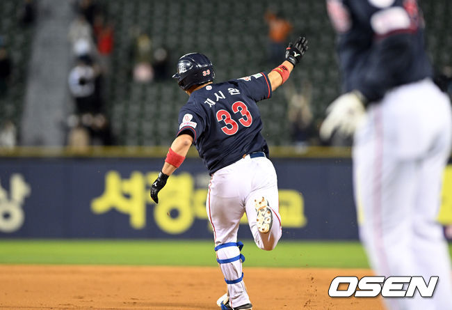 29일 오후 서울 서울잠실야구장에서 ’2022 신한은행 SOL KBO리그’ LG 트윈스와 롯데 자이언츠의 경기가 열렸다.8회초 1사 1루 롯데 지시완이 다시 앞서가는 좌중월 투런 홈런을 날린 뒤 베이스를 돌고 있다. 2022.04.29 /cej@osen.co.kr