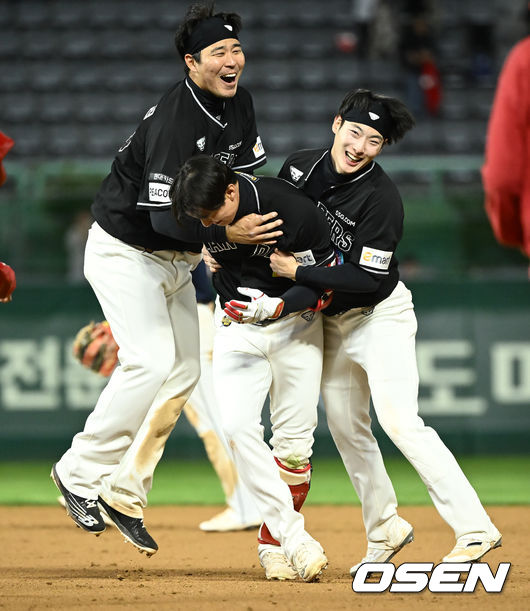 연장 12회말 끝내기 안타를 날린 오태곤이 동료들과 기뻐하고 있다.  2022.04.29 / soul1014@osen.co.kr