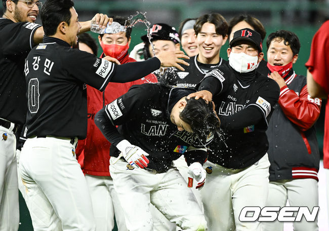 연장 12회말 끝내기 안타를 날린 오태곤이 동료들에게 축하 물세례를 받고 있다. 2022.04.29 / soul1014@osen.co.kr