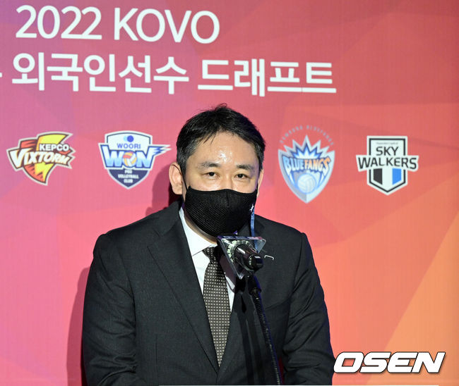 29일 오후 서울 청담동 리베라호텔에서 ‘2022 KOVO 남자부 외국인선수 드래프트’가 열렸다.2순위 현대캐피탈 최태웅 감독이 오레올 카메호를 지명하고 있다. 2022.04.29 / dreamer@osen.co.kr