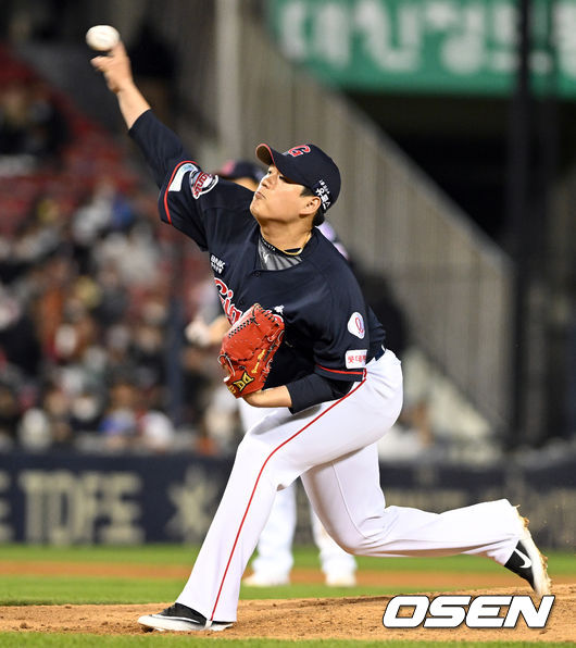 29일 오후 서울 서울잠실야구장에서 ’2022 신한은행 SOL KBO리그’ LG 트윈스와 롯데 자이언츠의 경기가 열렸다. 4회말 2사 1,3루 마운드에 오른 롯데 나균안이 힘차게 공을 던지고 있다. 2022.04.29 /cej@osen.co.kr