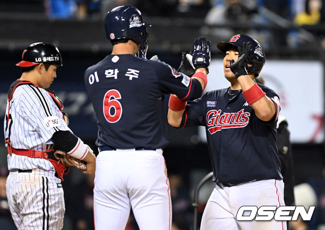 29일 오후 서울 서울잠실야구장에서 ’2022 신한은행 SOL KBO리그’ LG 트윈스와 롯데 자이언츠의 경기가 열렸다.8회초 1사 1루 롯데 지시완이 다시 앞서가는 좌중월 투런 홈런을 날린 뒤 홈에서 이학주와 기뻐하고 있다. 2022.04.29 /cej@osen.co.kr