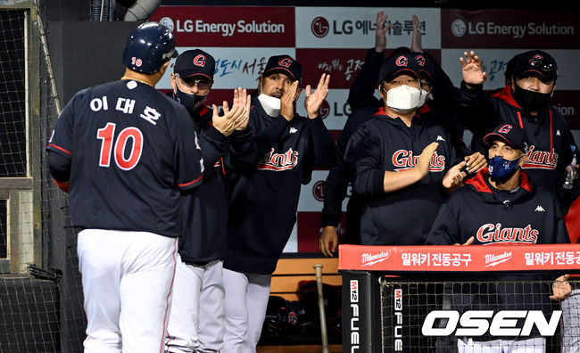 29일 오후 서울 서울잠실야구장에서 ’2022 신한은행 SOL KBO리그’ LG 트윈스와 롯데 자이언츠의 경기가 열렸다.3회초 2사 2,3루 롯데 김민수의 달아나는 우익선상 2타점 적시타에 득점을 올린 3루주자 이대호가 더그아웃에서 환영을 받고 있다. 2022.04.29 /cej@osen.co.kr