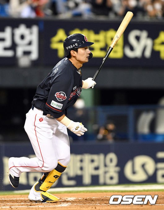 3회초 2사 2,3루 롯데 김민수가 달아나는 우익선상 2타점 적시타를 날리고 있다. 2022.04.29 /cej@osen.co.kr 