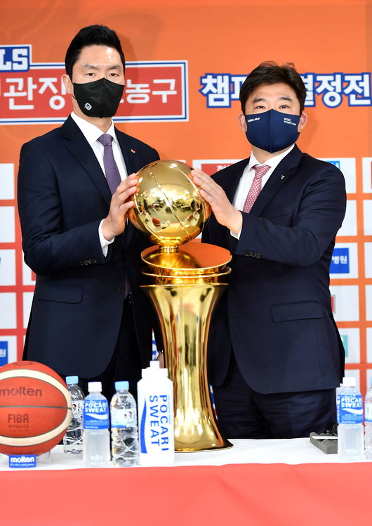 [사진] 우승 트로피를 꿈꾸는 SK 전희철 감독과 KGC 김승기 감독 / KBL 제공.
