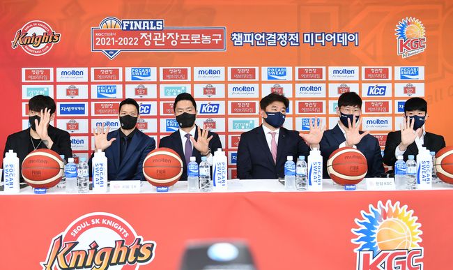 [사진] 5차전 승부를 예상하는 양 팀 / KBL 제공.