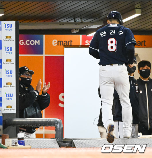 29일 오후 인천 SSG랜더스필드에서 ‘2022 신한은행 SOL KBO리그’ SSG 랜더스와 두산 베어스의 경기가 진행됐다.8회초 1사 1루 두산 김태형 감독이 오재원와 교체된 1루 주자 안권수를 맞이하며 박수치고 있다.  2022.04.29 / soul1014@osen.co.kr