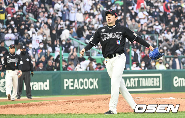 5회초 1사 만루 상황 두산 페르난데스를 병살타로 이끌며 무실점으로 이닝을 막아낸 SSG 선발 오원석이 기뻐하고 있다. 2022.04.30 / dreamer@osen.co.kr