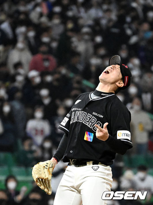 30일 오후 인천 SSG랜더스필드에서 ‘2022 신한은행 SOL KBO리그’ SSG 랜더스와 두산 베어스의 경기가 열렸다.7회초 2사 1루 상황 두산 김재환을 삼진으로 이끌며 실점없이 이닝을 막아낸 SSG 투수 고효준이 환호하고 있다. 2022.04.30 / dreamer@osen.co.kr