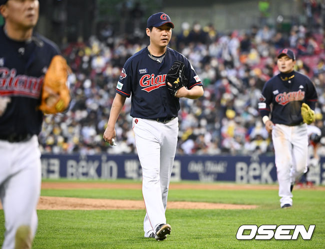 30일 오후 서울 잠실구장에서 ‘2022 신한은행 SOL KBO리그’ LG 트윈스와 롯데 자이언츠의 경기가 진행됐다.7회말 LG 공격을 무실점으로 막은 롯데 선발투수 이인복이 마운드를 내려가고 있다. 2022.04.30 / soul1014@osen.co.kr