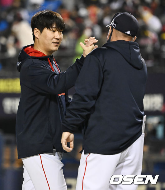 롯데 자이언츠가 위닝 시리즈를 확정지었다.롯데는 30일 서울 잠실구장에서 열린 2022 신한은행 SOL KBO리그 LG와의 시리즈 2차전에서 3-1로 승리했다. 파죽의 3연승이다. 롯데는 단독 2위자리를 굳혔다.경기종료 후 시즌 3승 달성한 롯데 이인복이 서튼 감독과 하이파이브를 하고 있다 2022.04.30 / soul1014@osen.co.kr