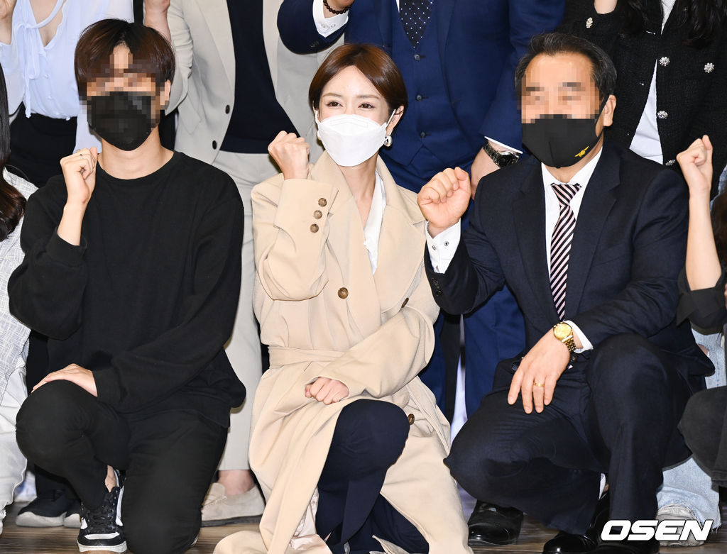 행사종료 후 슈가 참석자들과 포즈를 취하고 있다. 2022.04.30 / soul1014@osen.co.kr