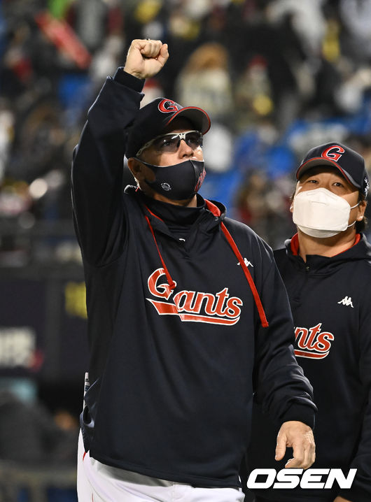 경기종료 후 롯데 서튼 감독이 팬들에게 주먹을 쥐며 기뻐하고 있다. 2022.04.30 / soul1014@osen.co.kr