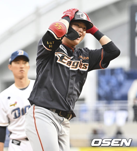 한화 이글스 이도윤이 3회초 우월 솔로 홈런을 치고 세리머니를 하고 있다. 2022.04.30 / foto0307@osen.co.kr