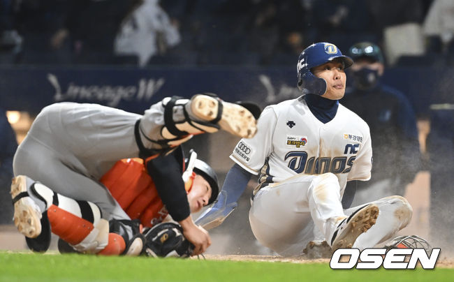 NC 다이노스 최승민이 7회말 2사 3루 오영수 타석때 홈으로 도루를 시도했으나 아웃되고 있다. 2022.04.30 / foto0307@osen.co.kr