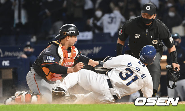 NC 다이노스 손아섭이 6회말 2사 1루 박건우의 2루타때 홈에서 한화 이글스 최재훈에게 태그 아웃되고 있다. 2022.04.30 / foto0307@osen.co.kr