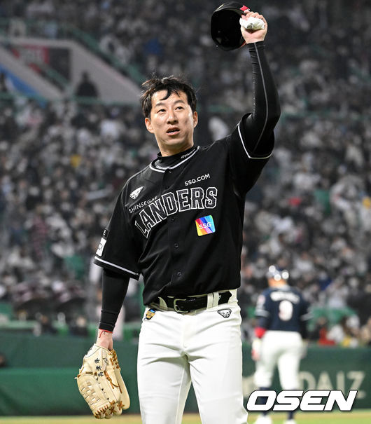 7회초 2사 1루 상황 두산 김재환을 삼진으로 이끌며 실점없이 이닝을 막아낸 SSG 투수 고효준이 더그아웃으로 향하며 팬들의 환호에 모자를 벗어 인사하고 있다. 2022.04.30 / dreamer@osen.co.kr