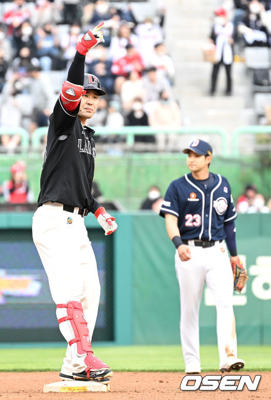 1회말 1사 1, 2루 상황 SSG 한유섬이 역전 2타점 좌중간 2루타를 날리고 2루에 안착해 환호하고 있다. 2022.04.30 / dreamer@osen.co.kr