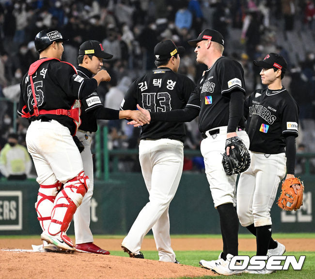 경기를 마치고 승리한 SSG 선수들이 마운드에서 인사를 나누고 있다. 2022.04.30 / dreamer@osen.co.kr