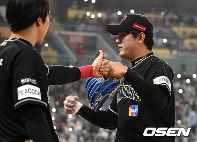 30일 오후 인천 SSG랜더스필드에서 ‘2022 신한은행 SOL KBO리그’ SSG 랜더스와 두산 베어스의 경기가 열렸다.8회초 두산 공격을 삼자범퇴로 막아낸 SSG 투수 서진용이 이닝을 마치고 더그아웃으로 향하며 동료들과 인사를 나누고 있다. 2022.04.30 / dreamer@osen.co.kr