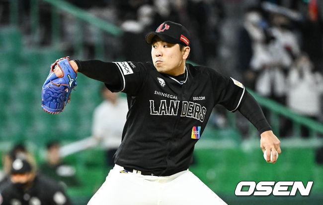 29일 오후 인천 SSG랜더스필드에서 ‘2022 신한은행 SOL KBO리그’ SSG 랜더스와 두산 베어스의 경기가 진행됐다.9회초 SSG 마무리 투수 김택형이 역투하고 있다.  2022.04.29 / soul1014@osen.co.kr