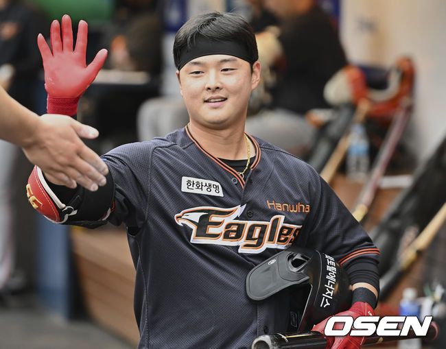 한화 이글스 이도윤이 3회초 우월 솔로 홈런을 치고 하이파이브를 하고 있다. 2022.04.30 / foto0307@osen.co.kr