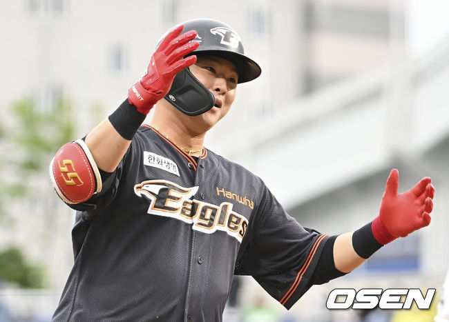 한화 이글스 이도윤이 3회초 우월 솔로 홈런을 치고 세리머니를 하고 있다. 2022.04.30 / foto0307@osen.co.kr