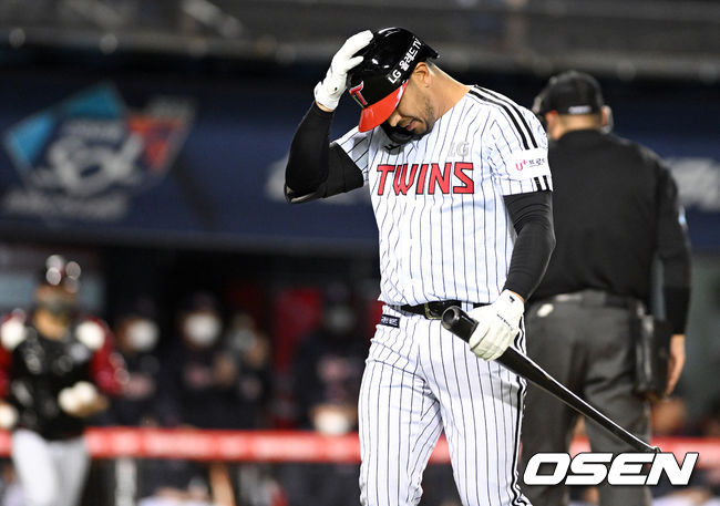 4회말 무사 1,2루 LG 루이즈가 삼진으로 물러나며 아쉬워하고 있다. 2022.04.29 /cej@osen.co.kr 