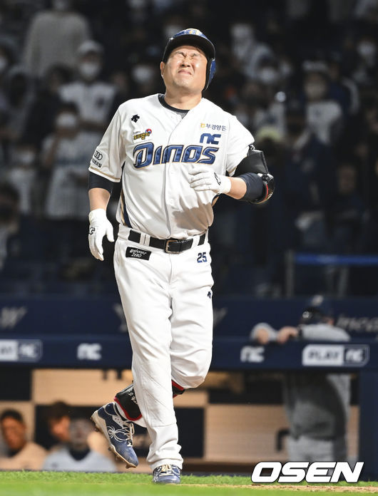 NC 다이노스 양의지가 7회말 무사 한화 이글스 김범수의 투구에 발을 맞고 고통스러워하고 있다. 2022.04.30 / foto0307@osen.co.kr