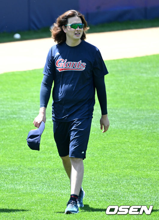 이날 1군에 복귀한 롯데 마무리 김원중이 외야에서 몸을 풀며 즐거워하고 있다. 2022.05.01 /jpnews@osen.co.kr